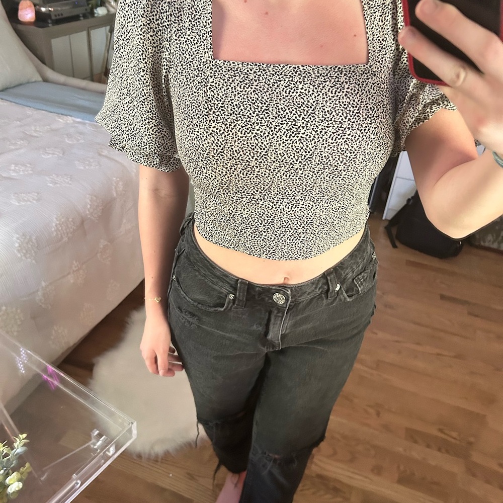Cute, open back, black dotted top